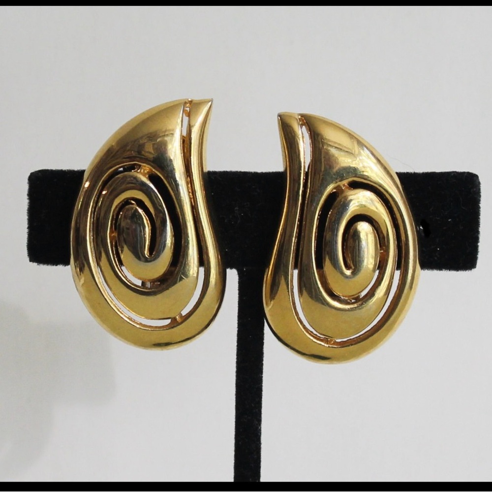 Beautiful pair of earrings from Vendome (clip on) very comfortable